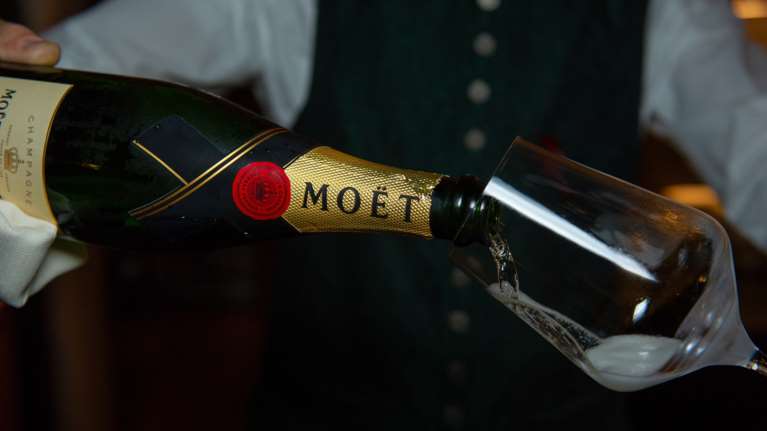 Κόντρα  LVMH με Πούτιν: Η ρωσική ελίτ θα μείνει χωρίς...σαμπάνια Moët και Dom Perignon