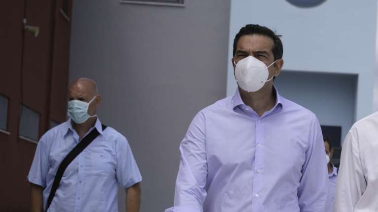 Με μάσκα ο Τσίπρας στη Ζάκυνθο:&quot;Η κυβέρνηση είναι για τα πανηγύρια&quot;