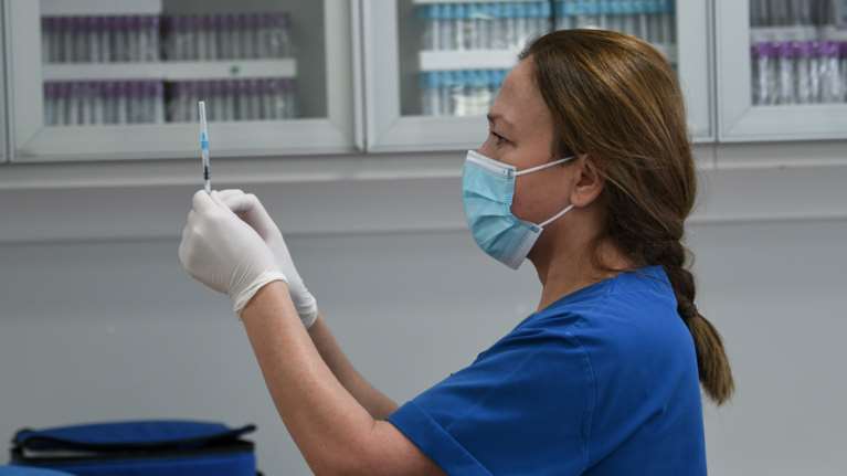 Εμβόλιο Pfizer/BioNTech: Ποιες και πόσο σοβαρές αλλεργικές αντιδράσεις προκαλεί