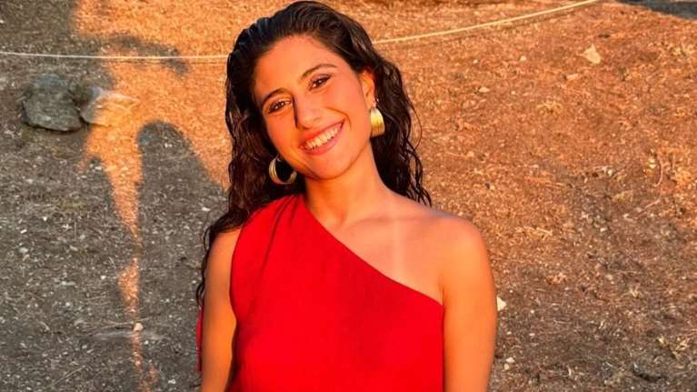 Η Μαρίνα Σπανού με total red look στην Επίδαυρο