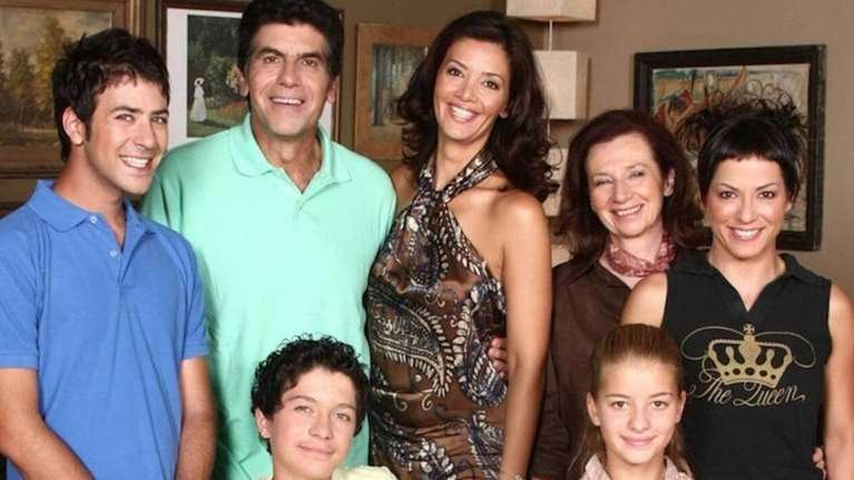 Ευτυχισμένοι Μαζί: Ξανά μαζί η "Φίφη" και ο "Γιαννάκης" -  Σε παραλία της Σύρου 14 χρόνια μετά [βίντεο]