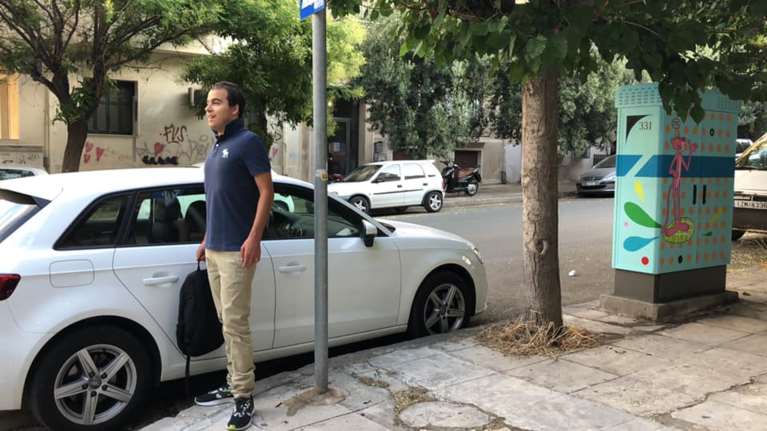 Ο Δήμος Αθηναίων μεταμορφώσε ένα ΚΑΦΑΟ ειδικά για άτομα με αυτισμό- Το ευχαριστώ της μητέρας του Γιάννη