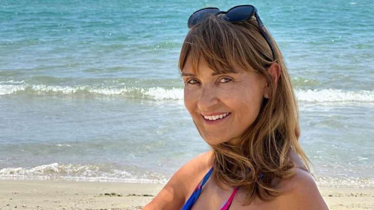 Η Μάρα Ζαχαρέα δεν θέλει να τελειώσει το καλοκαίρι: Κάθεται σε μία καρέκλα μέσα στη θάλασσα και μας εύχεται ¨Καλό μήνα"