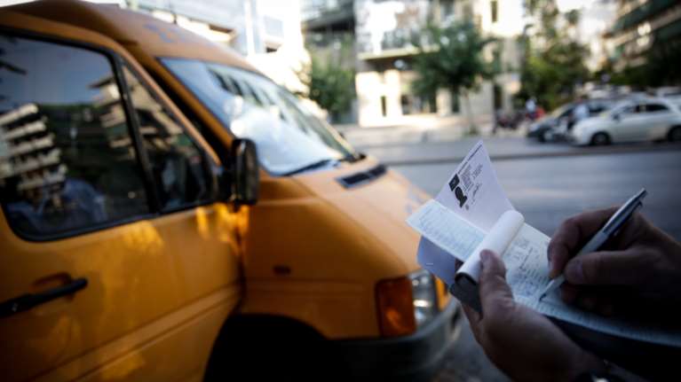 Σύγκρουση σχολικού λεωφορείου με ΙΧ στη Σταυρούπολη Θεσσαλονίκης