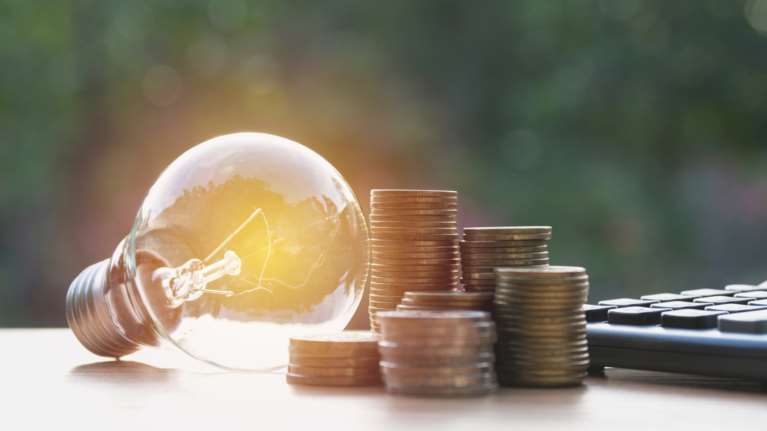 Γιατί το ρεύμα θα παραμείνει η ακριβότερη πηγή ενέργειας των νοικοκυριών και τον Νοέμβριο [Αναλυτικά παραδείγματα]