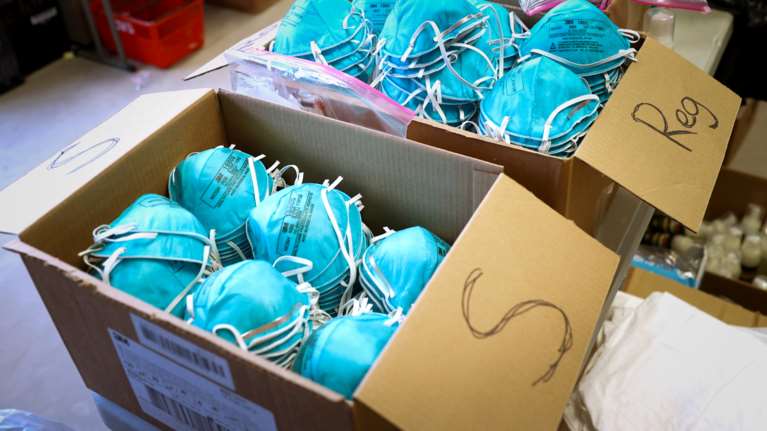 &quot;Παγκόσμιος πόλεμος&quot; για μια μάσκα - Πώς η Ελλάδα κατάφερε να εξασφαλίσει εκατομμύρια