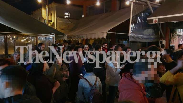 Έρχονται πρόστιμα για τα υπαίθρια κορονο-πάρτι: 5.000 στους μαγαζάτορες, 150 ευρώ στους πελάτες