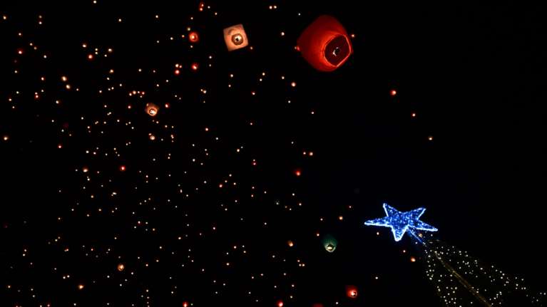 &quot;Η νύχτα των Ευχών&quot; στην Αθήνα: Ο αττικός ουρανός γέμισε φαναράκια - Μοναδικές εικόνες - βίντεο