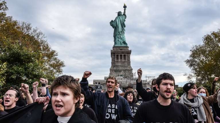 Κατάληψη στο Άγαλμα της Ελευθερίας από Αμερικανοεβραίους φιλειρηνιστές: Ζητούν να σταματήσει η &quot;γενοκτονία στη Γάζα&quot;