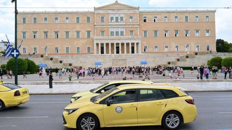 &quot;Χειρόφρενο&quot; τραβούν τα ταξί από σήμερα έως το πρωί της Πέμπτης - Ποιες περιπτώσεις θα εξυπηρετούν μόνο