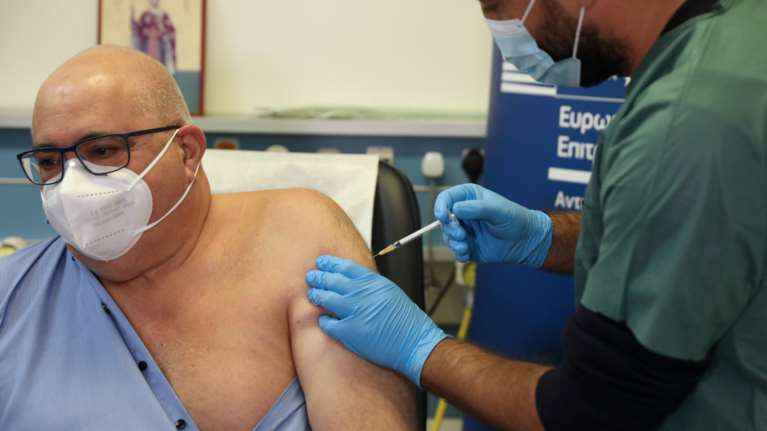 Η Κύπρος στηρίζει το εμβόλιο της AstraZeneca: Εμβολιάζονται όλοι οι υπουργοί