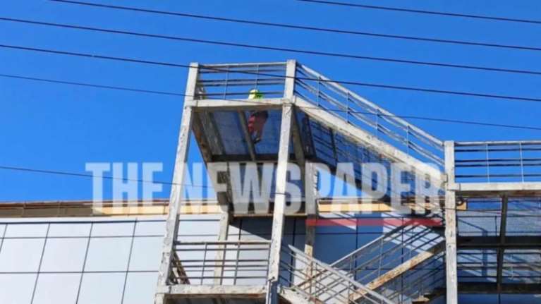 Νοσοκομείο Βόλου: Ανδρας ανέβηκε στον τρίτο όροφο και απειλεί να πέσει – Κλήθηκε η αστυνομία