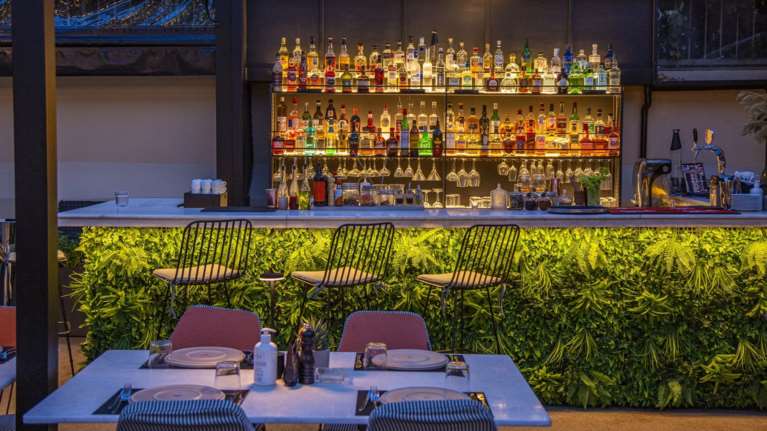 Στη Νέα Ερυθραία για μια από τις ομορφότερες αυλές των βορείων προαστίων