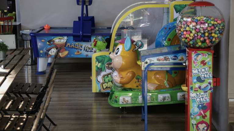 Eπιτροπή λοιμωξιολόγων: Να ανοίξουν από 1η Σεπτεμβρίου οι παιδότοποι σε εσωτερικούς χώρους - Τεστ για τους αθλητές