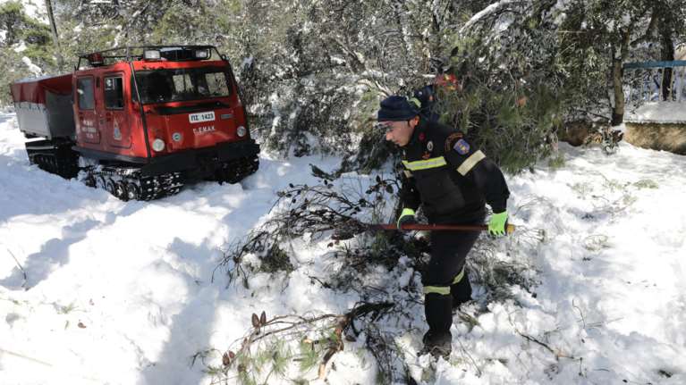 Εγκλωβισμένη οικογένεια με άρρωστο παιδί στη Δροσιά - Επιχείρηση μεταφοράς του στο νοσοκομείο
