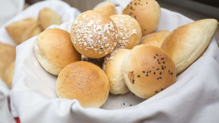 Ψωμάκια τυριού με 2 μόνο υλικά- Το σνακ που είναι τόσο εύκολο που θα το φτιάχνεις κάθε μέρα