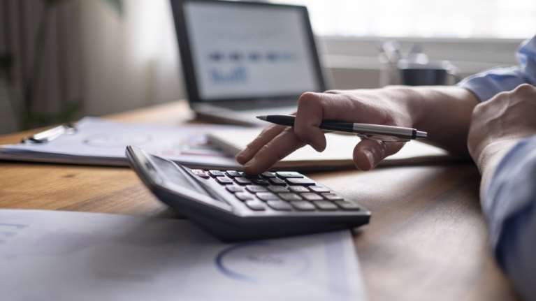 Τι σημαίνει για τις συντάξεις η μετάβαση από τον δείκτη πληθωρισμού στον δείκτη μισθών