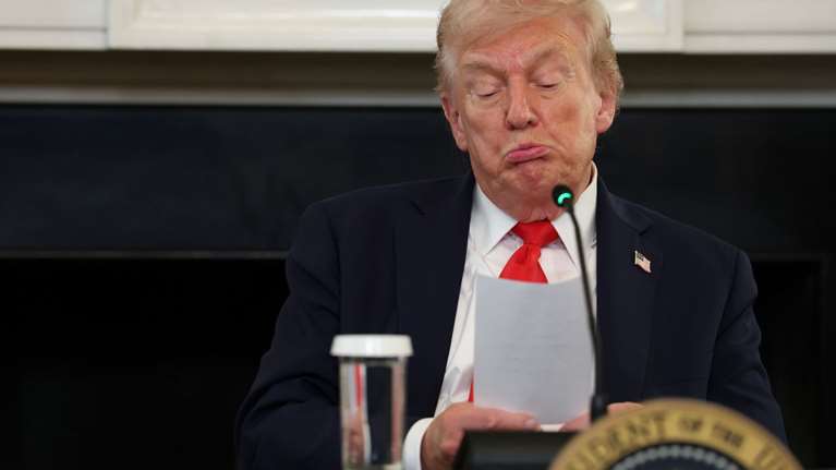 Ελβετία: Ένα... ιδιαίτερο άγαλμα που απεικονίζει τον Τραμπ σταυρωμένο θανατοποινίτη εκτίθεται στη Βασιλεία [εικόνα]