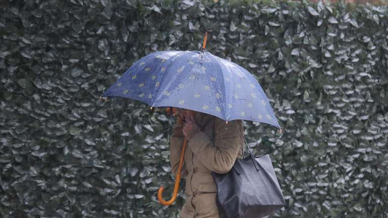 Άστατος ο καιρός με συννεφιά, βροχές, καταιγίδες και αφρικανική σκόνη - Πώς θα κυλήσουν τα Θεοφάνεια