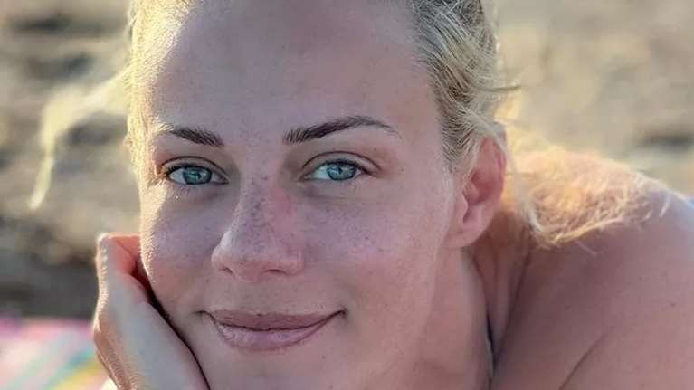 Ατημέλητα μαλλιά, μαγιό και σορτσάκι: Η εντυπωσιακή φυσική ομορφιά της Ζέτας Μακρυπούλια - Οι φωτογραφίες της σε πεζοπορία