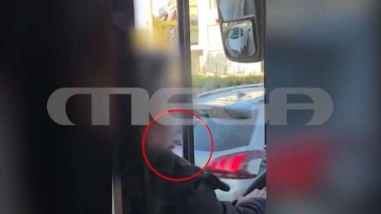 Νέο περιστατικό με οδηγό λεωφορείου: Θεριακλής οδηγούσε με το τσιγάρο και το κινητό στο χέρι