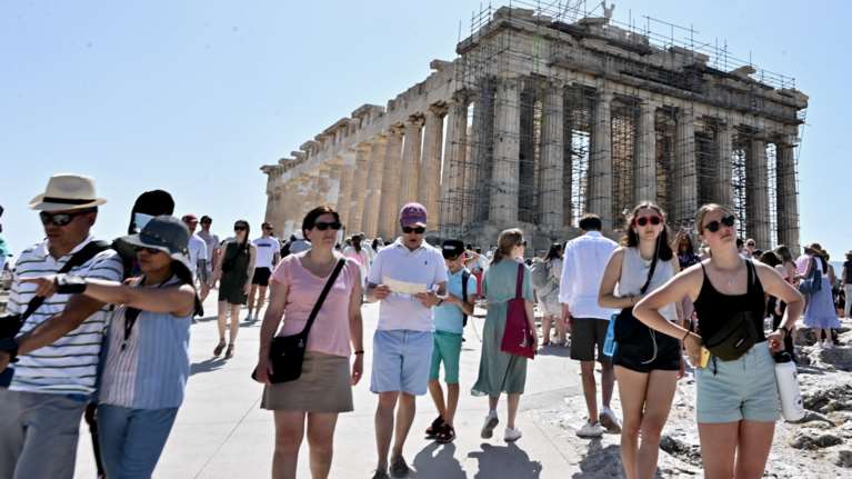 Κορονοϊός: 4.048 νέα κρούσματα– 13 νεκροί και 141 διασωληνωμένοι -  405 επαναλοιμώξεις