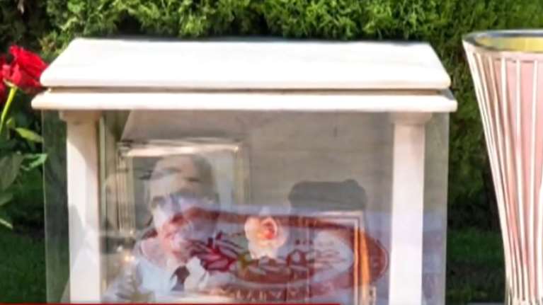 Ολυμπιακός: Ο Βαγγέλης Μαρινάκης κράτησε την υπόσχεσή του - Πήγε το ευρωπαϊκό τρόπαιο στον τάφο του πατέρα του