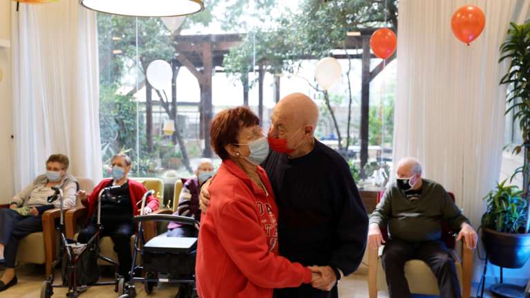 Συγκίνηση στο Ισραήλ: Συνταξιούχοι έκαναν πάρτι σε γηροκομείο μετά τον εμβολιασμό τους με τη δεύτερη δόση [Εικόνες]
