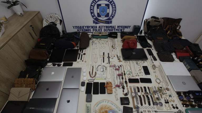 Χειροπέδες στους επτά &quot;ποντικούς&quot; που ρήμαζαν βίλες στη Μύκονο: Εκαναν 39 διαρρήξεις με λεία 320.000 ευρώ