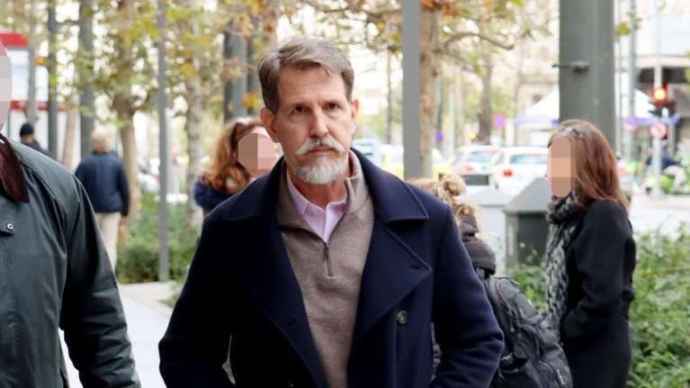 Παύλος Ντε Γκρες: Μοναχική βόλτα στο κέντρο της Αθήνας