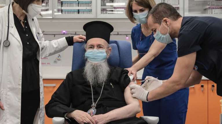 Ποιος εμβολίασε τον μητροπολίτη Ναυπάκτου; Ο νοσηλευτής... Θεούλης