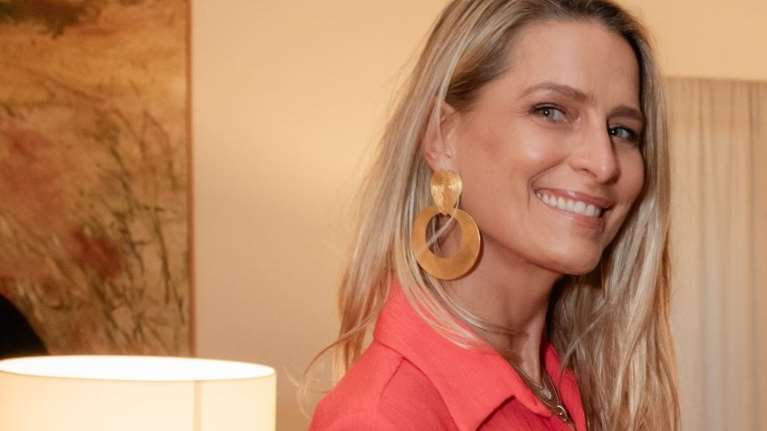 Τατιάνα Μπλάτνικ: Με ethnic look σε εκδήλωση στην κατοικία του πρέσβη της Ισπανίας