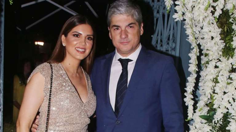 Η Σταματίνα Τσιμτσιλή στο κυκλαδικής αισθητικής σπίτι της στην Πάρο: Με crochet καφτάνι και φλοράλ σκουλαρίκια