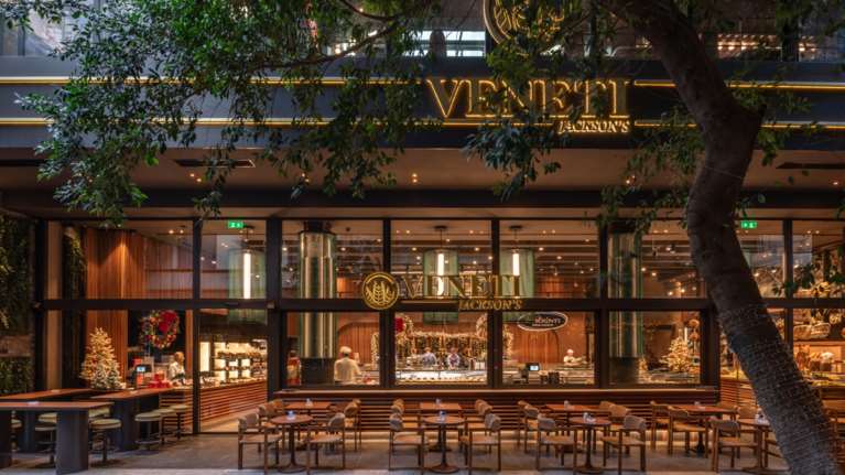 Η περιπέτεια στο Κολωνάκι για το Jackson&#39;s Hall και το νέο κατάστημα &quot;Βενέτης&quot; - Δέκα χρόνια χρειάστηκαν για να μαζέψουν τις άδειες