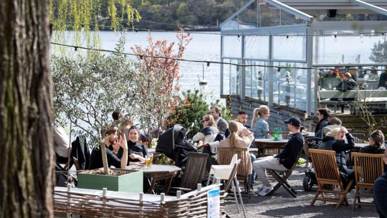 Κορονοϊός: Κατόπιν εορτής η Σουηδία κλείνει μπαρ και εστιατόρια που παρατηρείται συνωστισμός