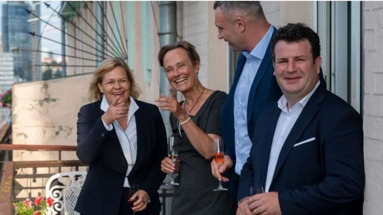 Σάλος με την υπ. Εσωτερικών της Γερμανίας για τη φωτογραφία με τη σαμπάνια στο Κίεβο: "Σίγουρα δεν ήταν κατάλληλο"