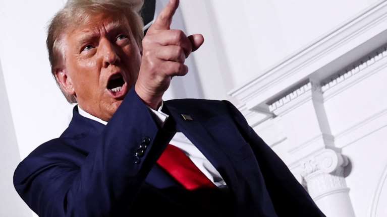 Ο Τραμπ επανεμφανίστηκε στο Twitter - Ανέβασε ιστορική φωτογραφία από τη σύλληψή του στην Ατλάντα