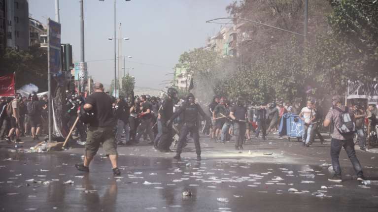 Απαράδεκτο: Επεισόδια έξω από το Εφετείο: Αριστεριστές και αναρχικοί επιτέθηκαν στις κλούβες των ΜΑΤ [βίντεο]