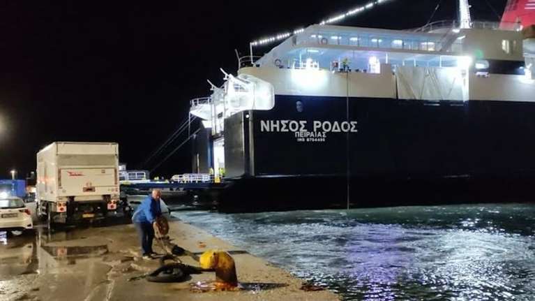 Χίος: Δεν μπορούσε να δέσει το "Νήσος Ρόδος" λόγω των θυελλωδών ανέμων - Εσπασαν οι κάβοι, κόπηκε η μπίντα [βίντεο]