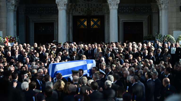 Το πολύ αιχμηρό σχόλιο της Καθημερινής για την απουσία Καραμανλή - Σαμαρά από την κηδεία Σημίτη: &quot;Πολιτικός κανιβαλισμός&quot;