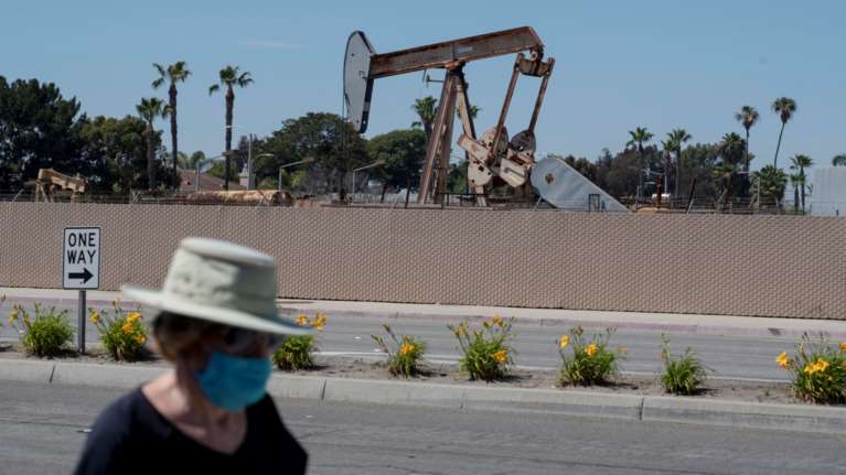 Αναταραχή στις αγορές: &quot;Βυθίζεται&quot; ξανά η τιμή του αργού πετρελαίου