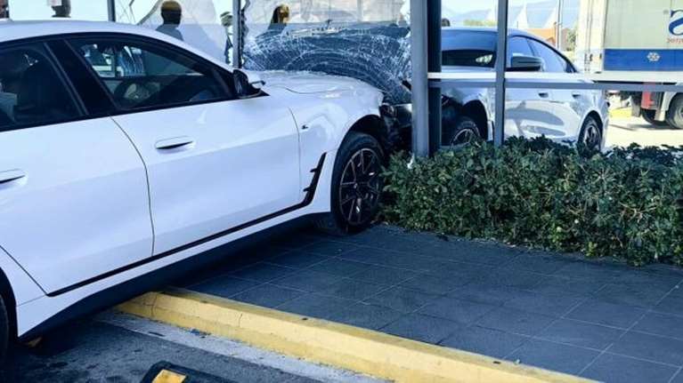 Πάτρα: Αυτοκίνητο έπεσε σε τζαμαρία σούπερ μάρκετ στο Ρίο