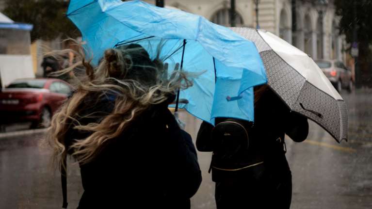 Meteo: Βροχές, καταιγίδες και χιόνι σήμερα Τετάρτη - Πότε βελτιώνεται ο καιρός