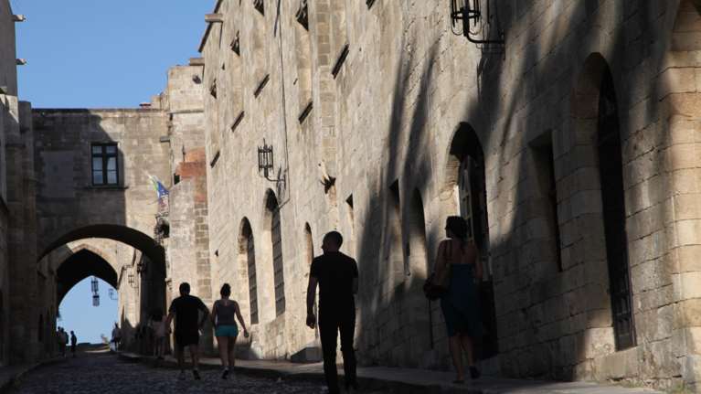 Ρόδος: Μάχη για να κρατηθεί στη ζωή δίνει 18χρονη τουρίστρια που έπεσε από ταράτσα βίλας