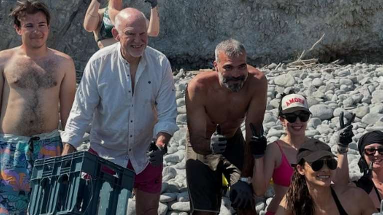 Ο Γιώργος Παπανδρέου μάζεψε σκουπίδια από παραλία της Αίγινας - Για την Παγκόσμια Ημέρα Περιβάλλοντος