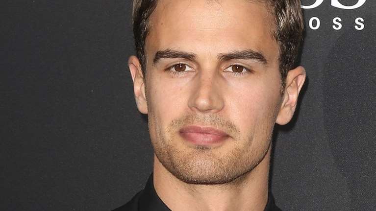 Τέο Τζέιμς: Ποιος είναι ο ελληνικής καταγωγής ηθοποιός που πρωταγωνιστεί στο Gentlemen του Netflix - Ο νέος αγαπημένος του Χόλιγουντ