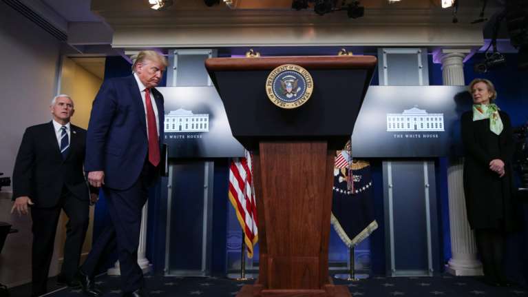 Το χρονικό της αποτυχίας Τραμπ με τον κορονοϊό: Αποκορύφωμα οι θεωρίες συνωμοσίας