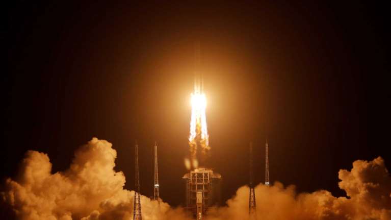 Η Κίνα γράφει ιστορία: Εκτόξευσε πύραυλο ο οποίος θα φέρει δείγματα από την Σελήνη μετά 44 χρόνια [βίντεο]