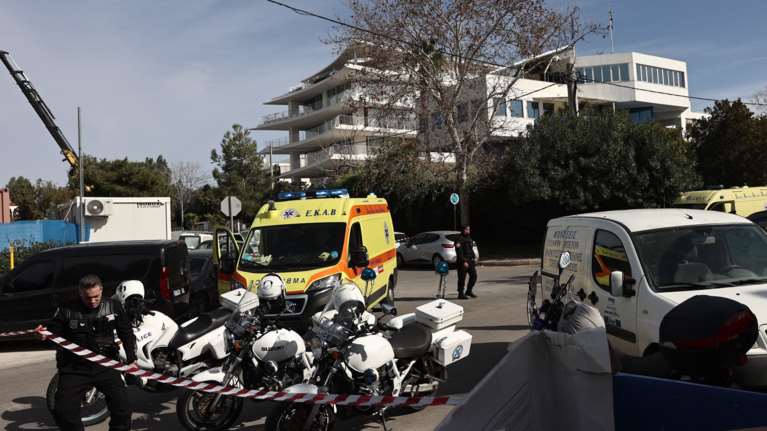 Γλυφάδα - Ανακοίνωση του Σπύρου Καρνέση για την αιματηρή επίθεση: &quot;Παρακαλούμε να αποφεύγεται κάθε συσχέτιση με άλλη υπόθεση&quot;