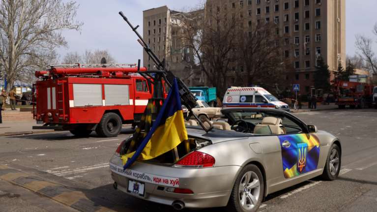 Ουκρανία: Σε πολυτελές κάμπριο BMW "φόρεσαν" πολυβόλο από ρωσικό τανκ - "Ρωσικό πολεμικό πλοίο, άντε γ......" [Βίντεο]